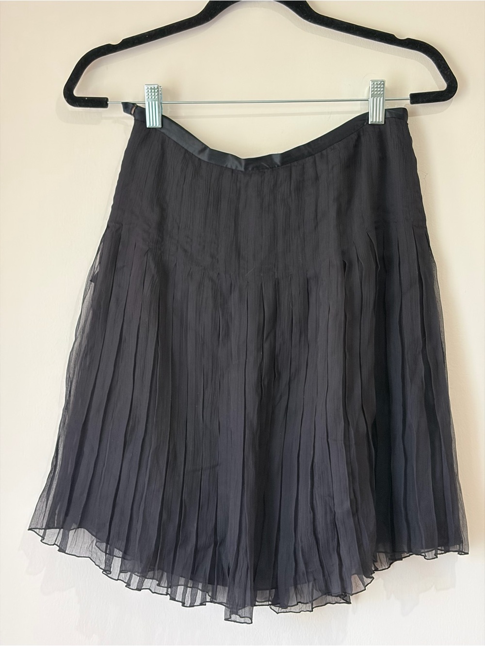 WDNY 100% silk black pleated skirt